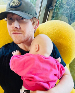 Вся в папу: Руперт Гринт показал редкое фото своей дочери